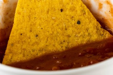 Baharatlı taco soslu üç köşeli mısır cipsi.