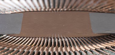 Eski bir bilgisayar bakır radyatörünün kaplama yüzeyi üzerinde çalışıyor.