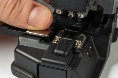 Optik fiber kaynaklama iş akışı, satırdaki tutucuları istifleme