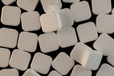 Siyah cam makro fotoğrafta nane şekeri