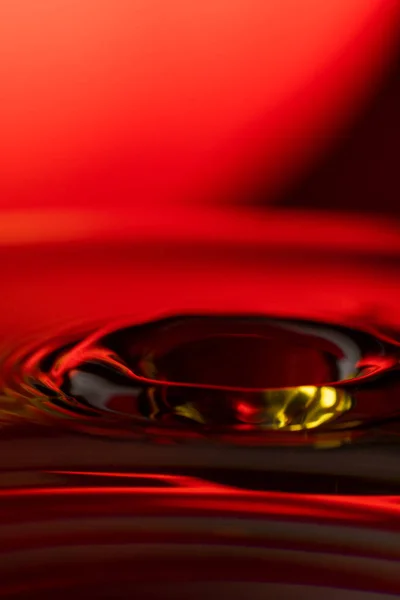 Cratera de ouro vermelho em um fundo de uma estrela vermelha — Fotografia de Stock