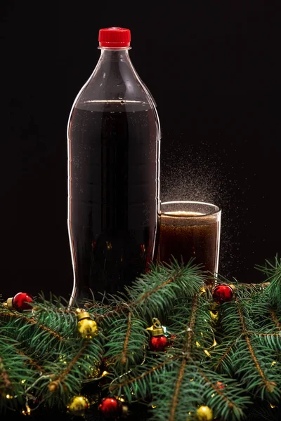 スプルースの枝にクリスマスコーラとガラスから注ぐクリスマスのおもちゃ — ストック写真