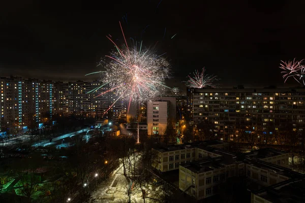 Nový rok noční ohňostroj z okna domu v posledním patře — Stock fotografie