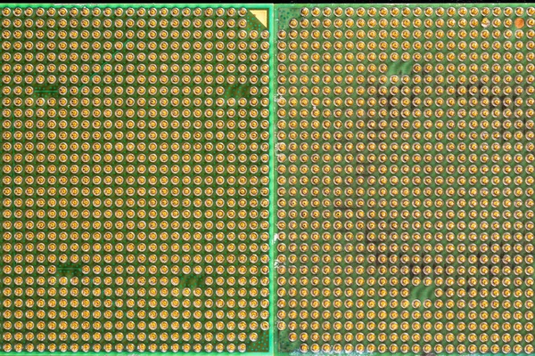 Dwa stare procesory komputerowe ze złotymi nogami, na zielonej tablicy, widok z góry — Zdjęcie stockowe