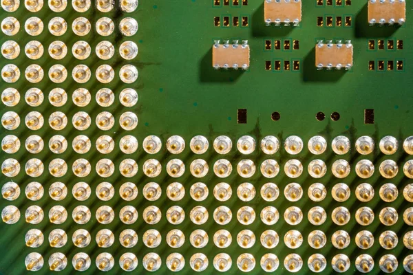 Antiguo procesador de computadora con patas chapadas en oro, microcircuitos en él, vista superior — Foto de Stock