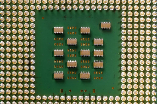 Starý počítačový procesor se zlatými nohavicemi, mikroobvody na něm, horní pohled — Stock fotografie