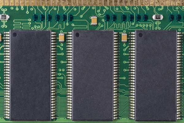 Zielony mikrochip starej komputerowej pamięci losowej z czarnymi mikroukładami, widok z góry — Zdjęcie stockowe