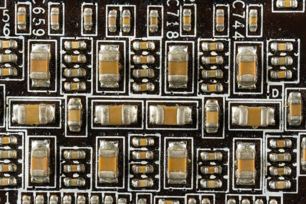 Tarjeta de video de computadora negra con microcircuitos marrones y varios componentes electrónicos, vista superior — Foto de Stock