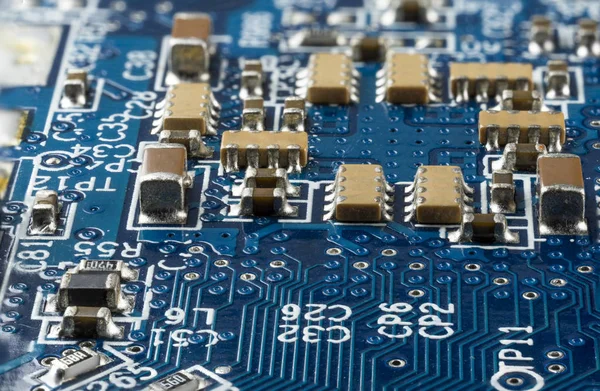 Placa base azul ordenador con microcircuitos marrones y diferentes componentes electrónicos, vista lateral — Foto de Stock