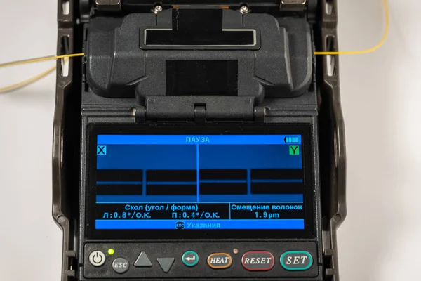 Flujo de trabajo de soldadura de fibra óptica, pantalla de la máquina de soldadura —  Fotos de Stock