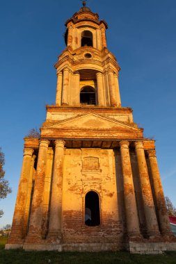 Gün batımında köyde terk edilmiş eski bir kilise