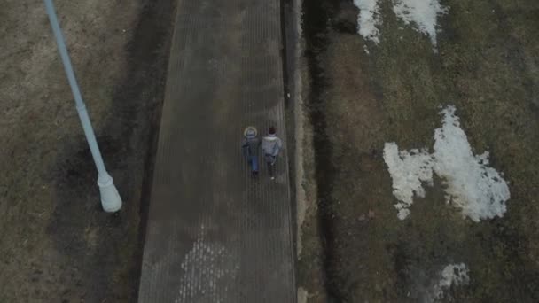 Vuelo Sobre Una Pareja Caminando Parque Día Invierno — Vídeos de Stock