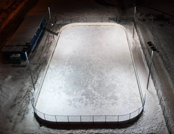 Nachtelijke winter en besneeuwde eenzame schaatsbaan — Stockfoto