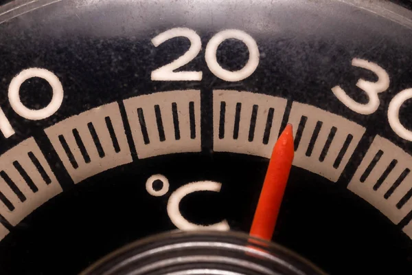 Old vintage round thermometer red arrow at 25 degrees — Stockfoto