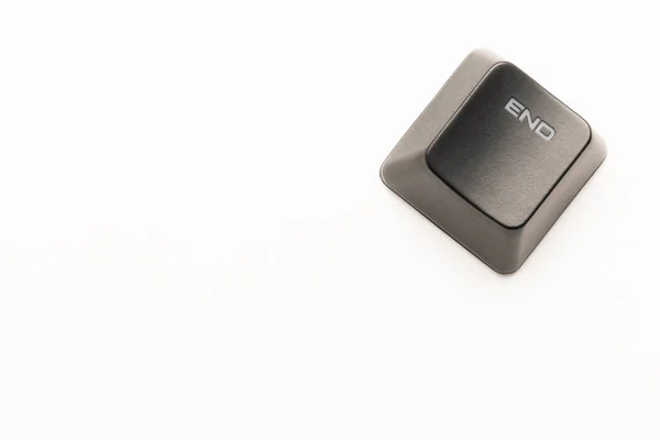 Černé tlačítko klávesnice s bílým nápisem Konec v rohu na bílém pozadí — Stock fotografie