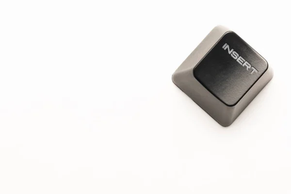 Černé tlačítko klávesnice s bílým nápisem Vložit do rohu na bílém pozadí — Stock fotografie