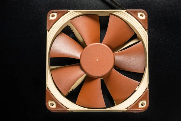 Enfriador Computadora Beige Con Una Vista Superior Del Ventilador Marrón —  Fotos de Stock