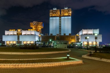 Moskova 'daki Rus Bilimler Akademisi' nin gece inşaatı ve çatıdaki antenler, yakın plan.