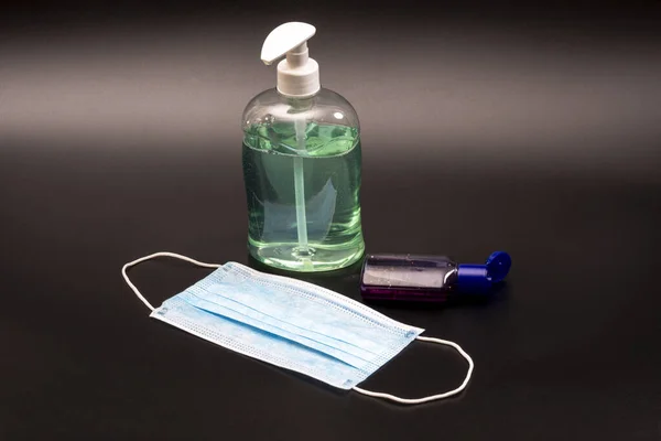 绿松石抗菌肥皂 手用防腐剂 黑色背景的医疗面罩 — 图库照片