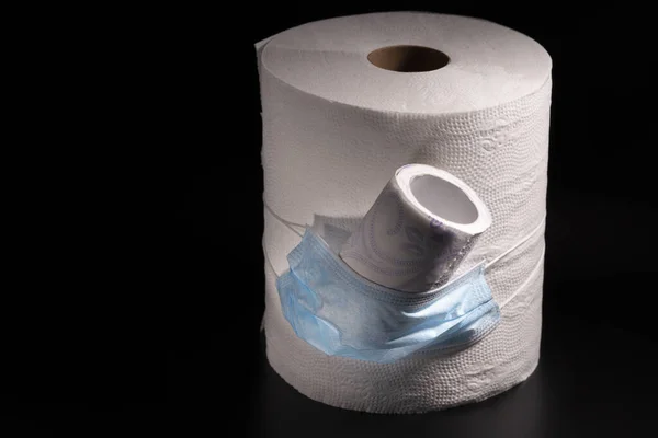 Büyük Küçük Rulo Tuvalet Kağıdı Veya Siyah Arka Planda Tıbbi — Stok fotoğraf