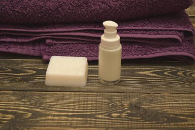 Ahşap arka plan üzerinde banyo kozmetik