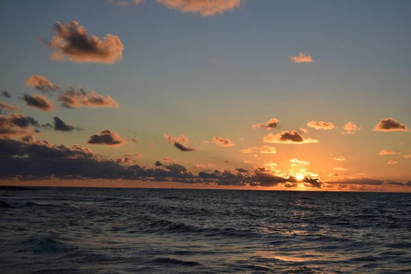 Puesta de sol a orillas del mar — Foto de Stock