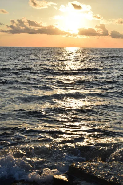 Puesta de sol sobre el mar — Foto de Stock