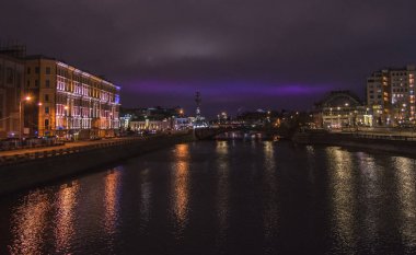 Gece Moskova, nehre yansıyan