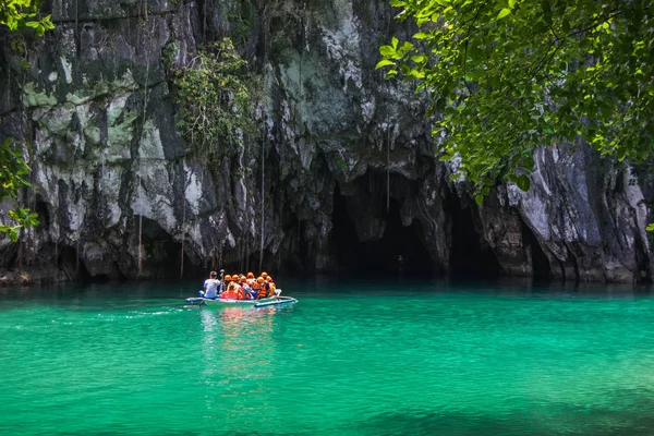 Güzel lagün, dünyanın en uzun gezilebilir yeraltı Nehri başlangıcı. Puerto Princesa, Palawan, Filipinler. 