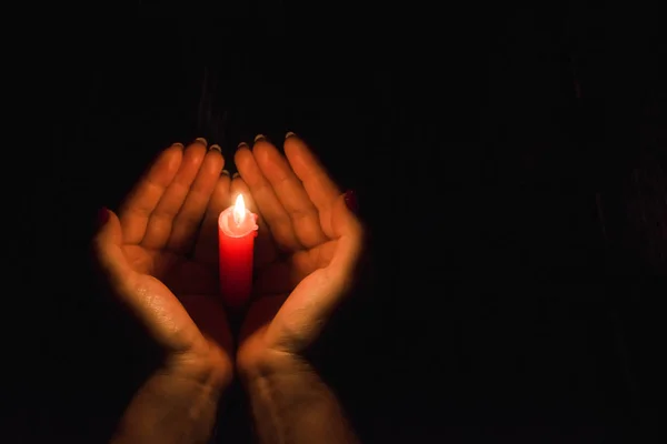 Руки Женщины Держат Горящую Свечу Темноте Обнимают — стоковое фото