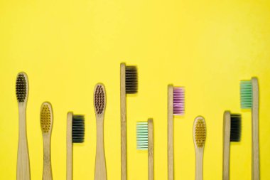Sarı arkaplanda yankı diş fırçaları