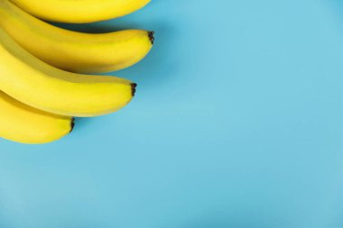 Mavi arka planda bir demet muz