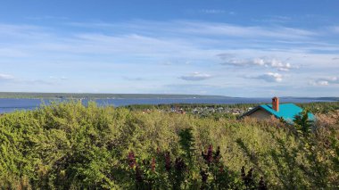 İlkbahar günü Volga nehrinin yanındaki Rus köyü