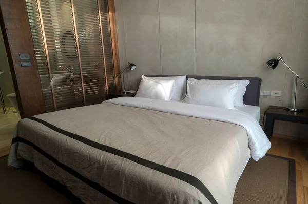 Łóżko w pokoju hotelowym biznes — Zdjęcie stockowe