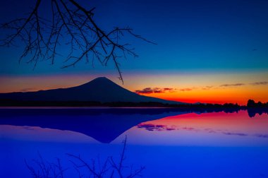 Göl Tanuki ve dağ Fuji