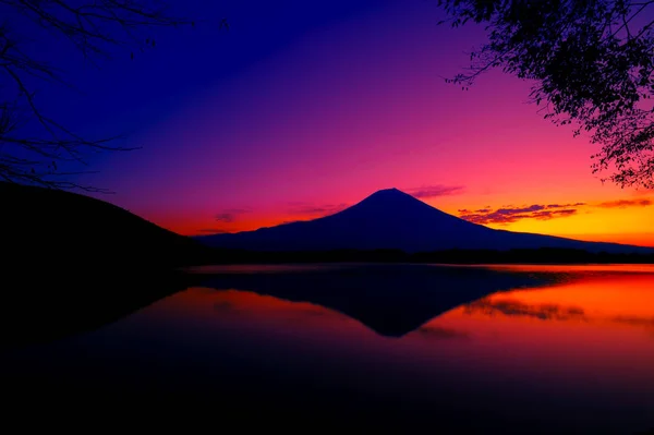 Tanuki λίμνη και το βουνό Fuji — Φωτογραφία Αρχείου