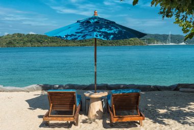 Şemsiye havuzu ve sandalye