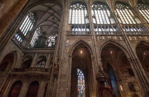 Pyhän Vituksen katedraalin sisätilat Prahassa — kuvapankkivalokuva
