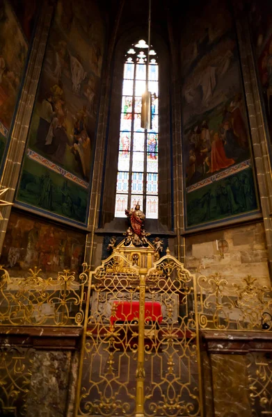 Interior of St. Vitus Cathedral in Prague — Stock Photo, Image