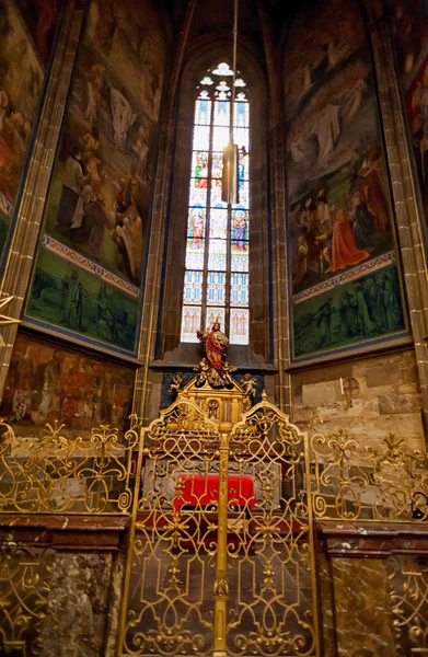 Wnętrze katedry św. Wita w Pradze — Zdjęcie stockowe