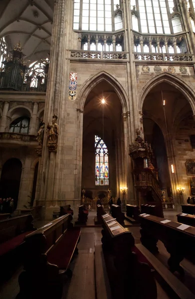 Intérieur de la cathédrale Saint-Vitus à Prague — Photo