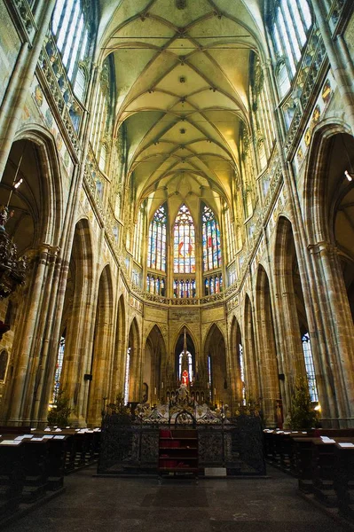 Intérieur de la cathédrale Saint-Vitus à Prague — Photo