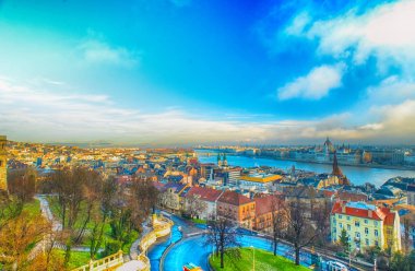 Budapeşte panoramik köprüler ile Kalesi ve Pa