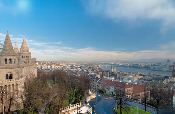 Budapest panoramautsikt från citadellet med broar och Pa — Stockfoto