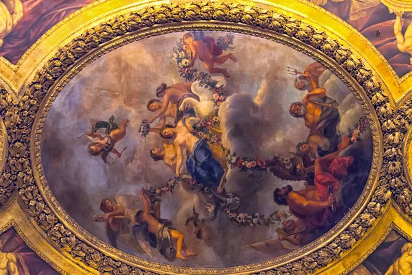 VERSAILLES PARIS, FRANCIA - 30 de diciembre: Pintura de techo en su —  Fotos de Stock