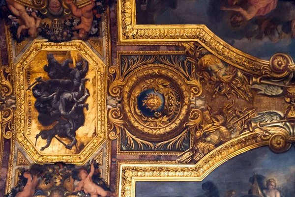 VERSAILLES PARIS, FRANCIA - 30 de diciembre: Pintura de techo en su —  Fotos de Stock