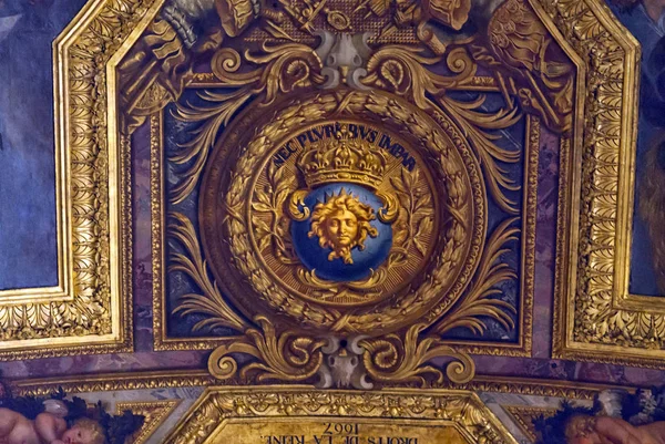 VERSAILLES PARIS, FRANCIA - 30 de diciembre: Pintura de techo en su —  Fotos de Stock