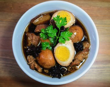 Yumurta ve domuz kahverengi sos kurbağa