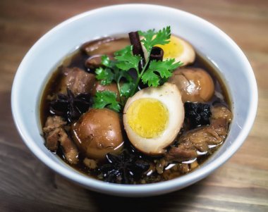 Yumurta ve domuz kahverengi sos kurbağa