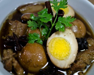 Yumurta ve domuz kahverengi sos kurbağa